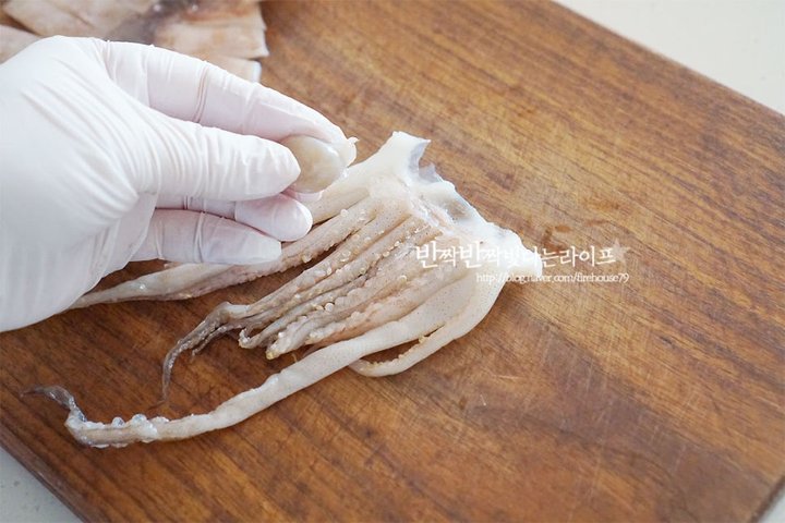 입이 심심할 때 주전부리로 좋은 오징어버터구이 레시피 1인분 25분 완성 평점 4.7점(72) 레시피 이미지 - 4