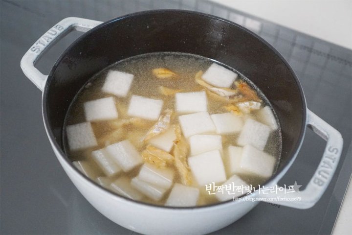 뽀얗고 진한 국물이 구수한 황태국 레시피 4인분 45분 완성 평점 4.8점(27) 레시피 이미지 - 7