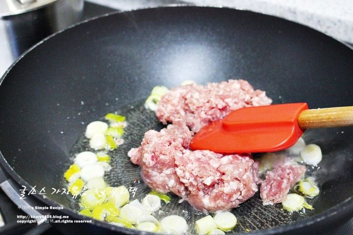 매콤짭짤한 돼지고기 가지볶음 레시피 3인분 30분 완성 평점 4.9점(42) 레시피 이미지 - 4