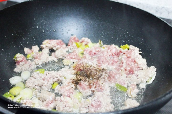 매콤짭짤한 돼지고기 가지볶음 레시피 3인분 30분 완성 평점 4.9점(42) 레시피 이미지 - 5