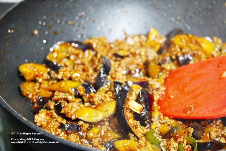 매콤짭짤한 돼지고기 가지볶음 레시피 3인분 30분 완성 평점 4.9점(42) 레시피 이미지 - 9