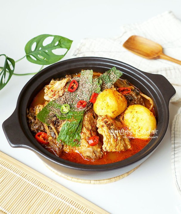 돼지등뼈와 시래기를 듬뿍 넣은 푸짐한 감자탕 레시피 6인분 3시간 완성 평점 4.9점(28) 레시피 이미지 - 1