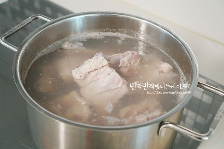 돼지등뼈와 시래기를 듬뿍 넣은 푸짐한 감자탕 레시피 6인분 3시간 완성 평점 4.9점(28) 레시피 이미지 - 3