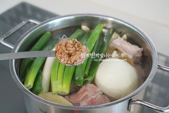 돼지등뼈와 시래기를 듬뿍 넣은 푸짐한 감자탕 레시피 6인분 3시간 완성 평점 4.9점(28) 레시피 이미지 - 4