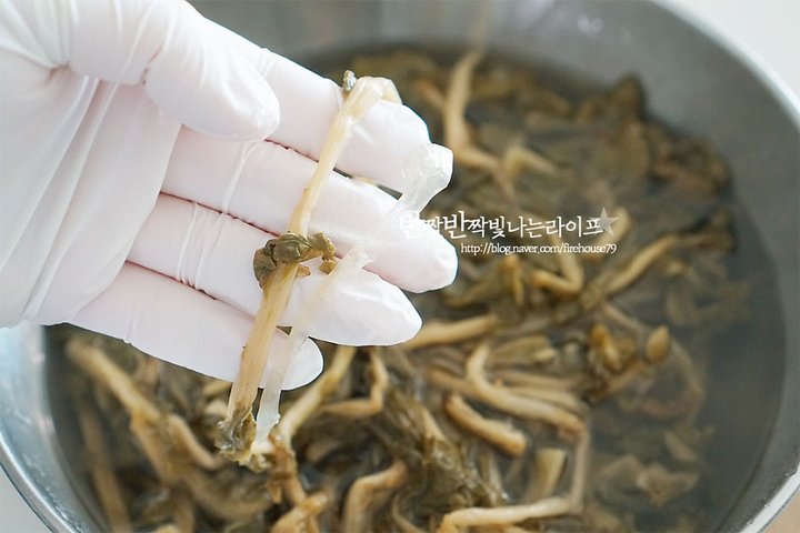 돼지등뼈와 시래기를 듬뿍 넣은 푸짐한 감자탕 레시피 6인분 3시간 완성 평점 4.9점(28) 레시피 이미지 - 5