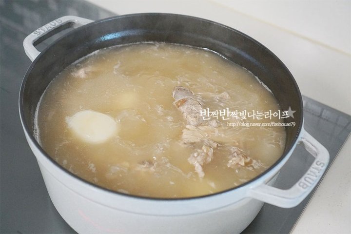 돼지등뼈와 시래기를 듬뿍 넣은 푸짐한 감자탕 레시피 6인분 3시간 완성 평점 4.9점(28) 레시피 이미지 - 8