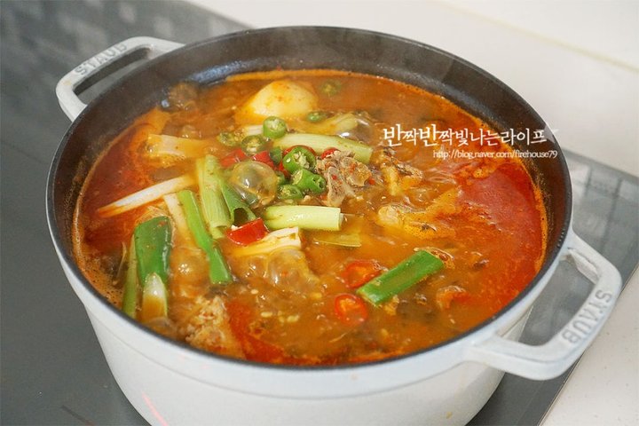 돼지등뼈와 시래기를 듬뿍 넣은 푸짐한 감자탕 레시피 6인분 3시간 완성 평점 4.9점(28) 레시피 이미지 - 9