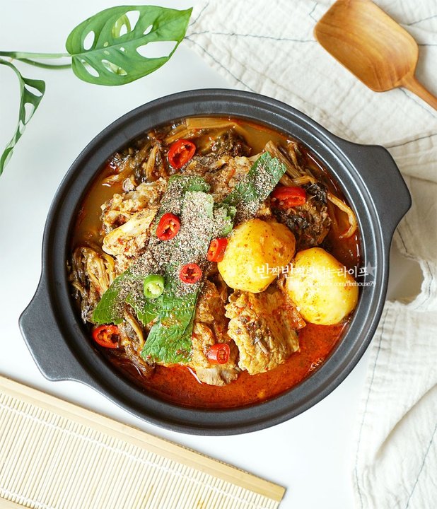 돼지등뼈와 시래기를 듬뿍 넣은 푸짐한 감자탕 레시피 6인분 3시간 완성 평점 4.9점(28) 레시피 이미지 - 10