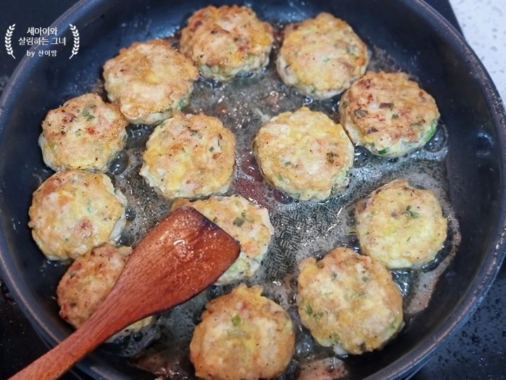 감칠맛 가득 돼지고기 동그랑땡 레시피 6인분 1시간 5분 완성 평점 5.0점(71) 레시피 이미지 - 8