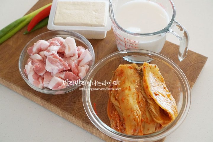 진하고 구수한 돼지고기 사골 김치찌개 레시피 4인분 30분 완성 평점 5.0점(60) 레시피 이미지 - 2