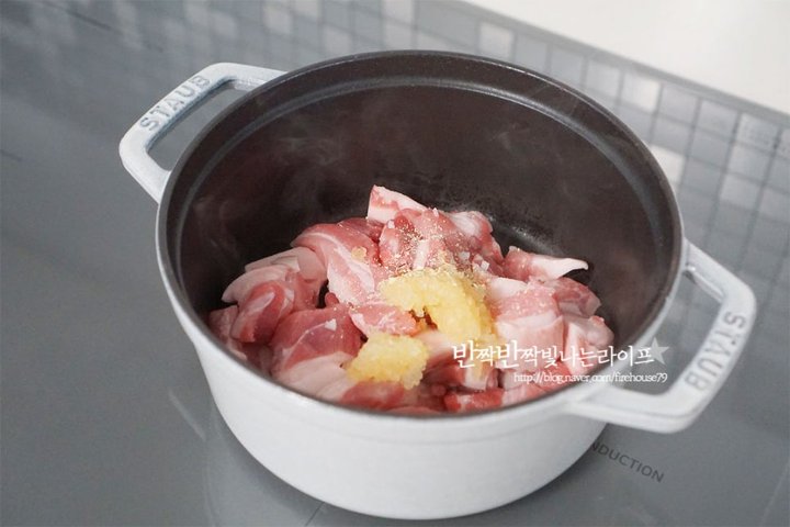 진하고 구수한 돼지고기 사골 김치찌개 레시피 4인분 30분 완성 평점 5.0점(60) 레시피 이미지 - 4