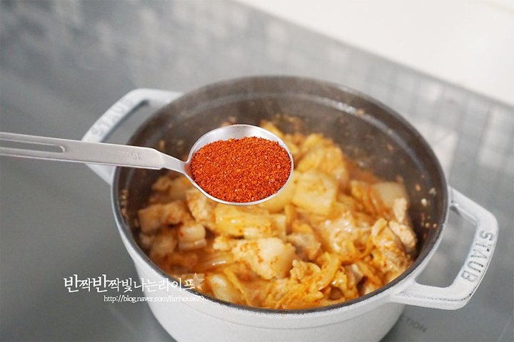 진하고 구수한 돼지고기 사골 김치찌개 레시피 4인분 30분 완성 평점 5.0점(60) 레시피 이미지 - 5