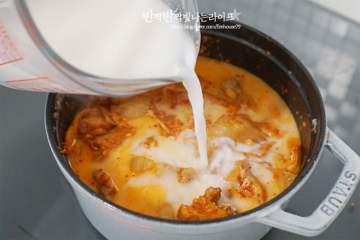 진하고 구수한 돼지고기 사골 김치찌개 레시피 4인분 30분 완성 평점 5.0점(60) 레시피 이미지 - 6