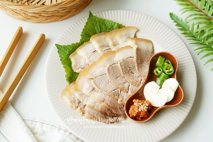 촉촉한 앞다리살 수육 무수분 수육 레시피 3인분 1시간 20분 완성 평점 4.7점(46) 레시피 이미지 - 1