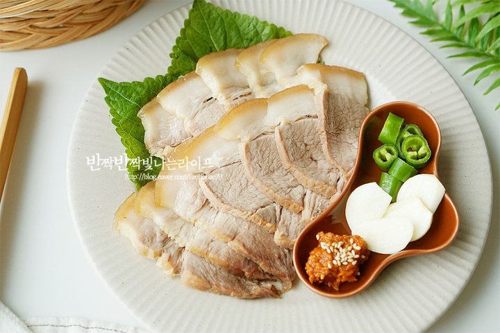 촉촉한 앞다리살 수육 무수분 수육 레시피 3인분 1시간 20분 완성 평점 4.7점(46) 레시피 이미지 - 12