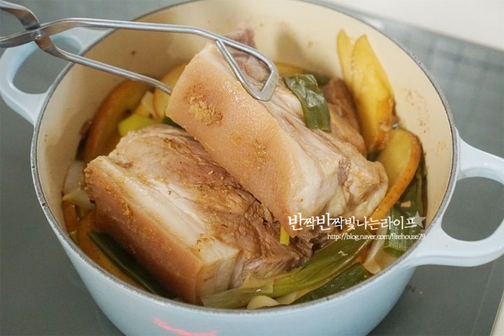 촉촉한 앞다리살 수육 무수분 수육 레시피 3인분 1시간 20분 완성 평점 4.7점(46) 레시피 이미지 - 10