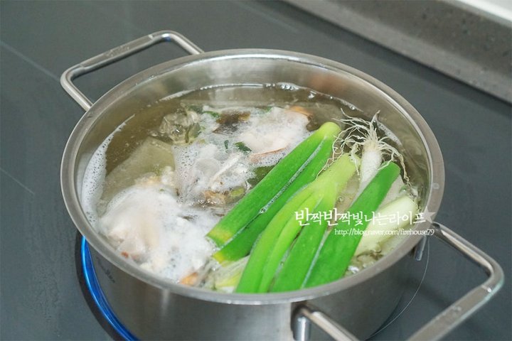 쫄깃한 감자수제비 레시피 2인분 1시간 20분 완성 평점 4.7점(23) 레시피 이미지 - 2