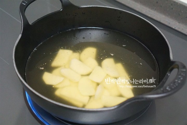 쫄깃한 감자수제비 레시피 2인분 1시간 20분 완성 평점 4.7점(23) 레시피 이미지 - 8