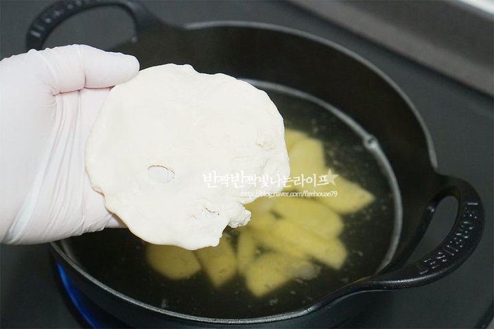쫄깃한 감자수제비 레시피 2인분 1시간 20분 완성 평점 4.7점(23) 레시피 이미지 - 9