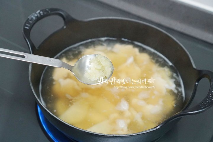 쫄깃한 감자수제비 레시피 2인분 1시간 20분 완성 평점 4.7점(23) 레시피 이미지 - 10