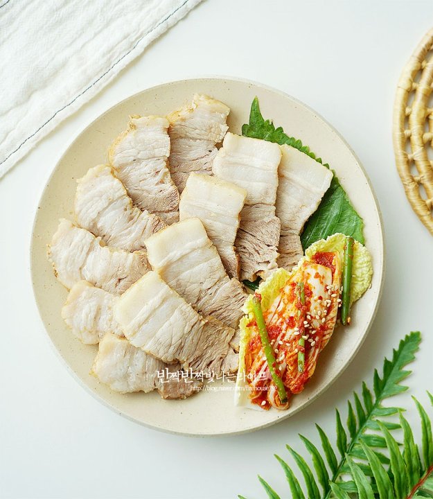 육즙을 살려 부드럽고 촉촉한 삼겹살 수육 레시피 5인분 1시간 30분 완성 평점 4.9점(73) 레시피 이미지 - 1