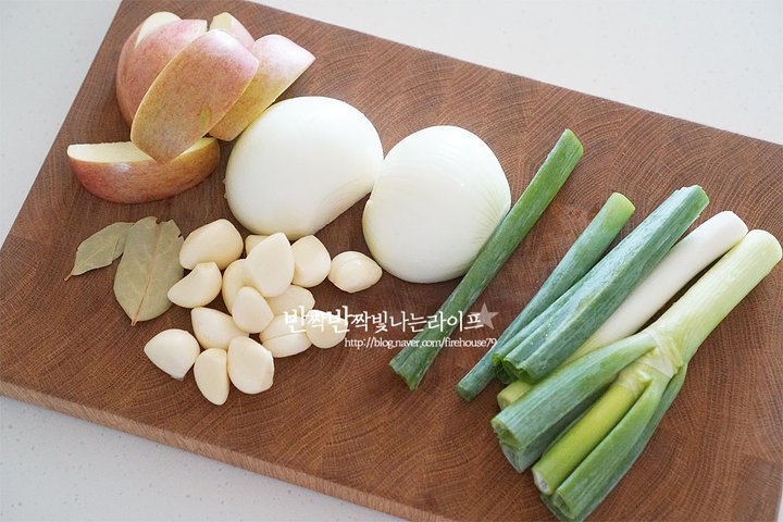 육즙을 살려 부드럽고 촉촉한 삼겹살 수육 레시피 5인분 1시간 30분 완성 평점 4.9점(73) 레시피 이미지 - 3