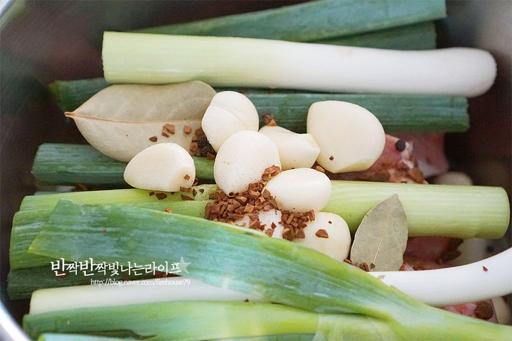 육즙을 살려 부드럽고 촉촉한 삼겹살 수육 레시피 5인분 1시간 30분 완성 평점 4.9점(73) 레시피 이미지 - 5