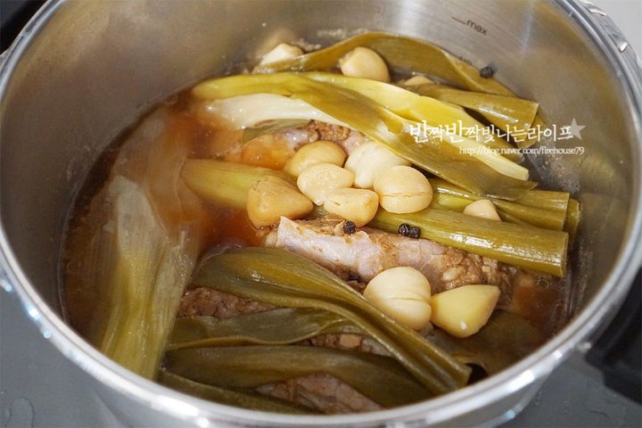육즙을 살려 부드럽고 촉촉한 삼겹살 수육 레시피 5인분 1시간 30분 완성 평점 4.9점(73) 레시피 이미지 - 8
