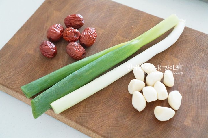 깊고 진한 맛과 부드러운 식감의 압력솥 삼계탕 레시피 2인분 1시간 20분 완성 평점 4.9점(73) 레시피 이미지 - 4