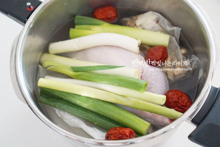 깊고 진한 맛과 부드러운 식감의 압력솥 삼계탕 레시피 2인분 1시간 20분 완성 평점 4.9점(73) 레시피 이미지 - 7