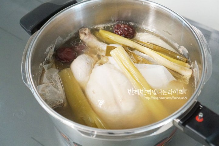 깊고 진한 맛과 부드러운 식감의 압력솥 삼계탕 레시피 2인분 1시간 20분 완성 평점 4.9점(73) 레시피 이미지 - 9