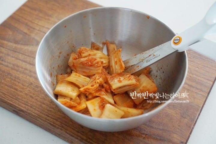 뚝딱 완성할 수 있는 매콤새콤한 김치볶음 레시피 2인분 30분 완성 평점 4.7점(35) 레시피 이미지 - 2