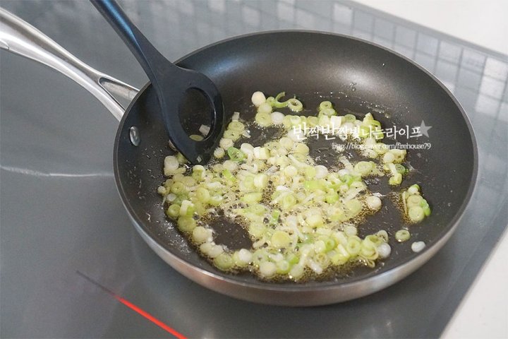 뚝딱 완성할 수 있는 매콤새콤한 김치볶음 레시피 2인분 30분 완성 평점 4.7점(35) 레시피 이미지 - 5