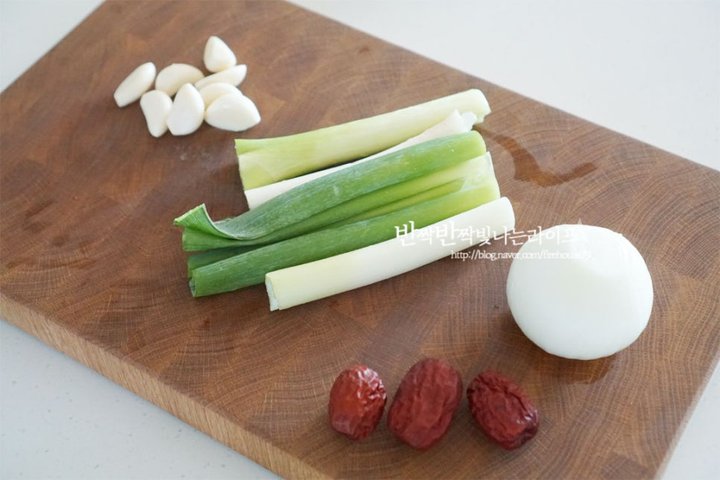 시원하고 깔끔한 맛 닭곰탕 레시피 3인분 1시간 완성 평점 4.9점(57) 레시피 이미지 - 3