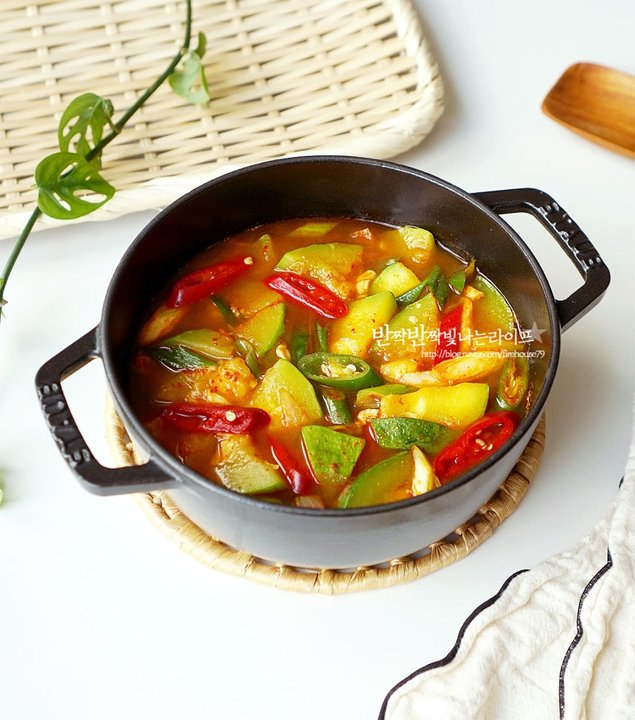 시원 칼칼한 호박찌개 레시피 2인분 30분 완성 평점 4.8점(66) 레시피 이미지 - 12