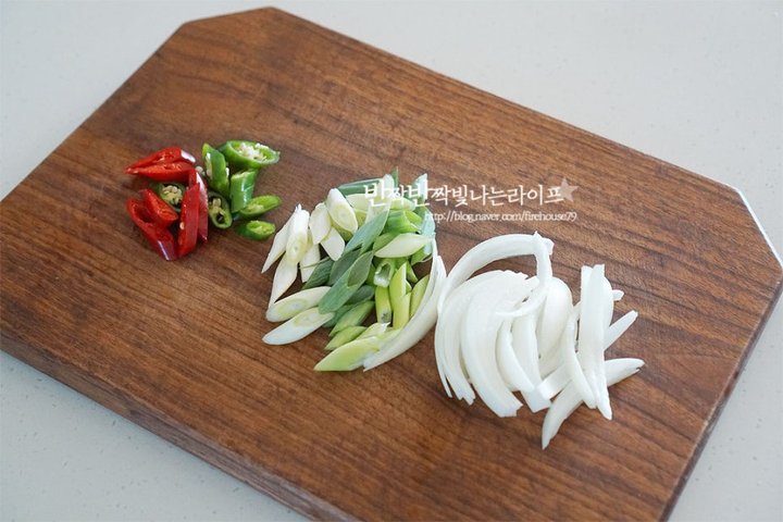 시원 칼칼한 호박찌개 레시피 2인분 30분 완성 평점 4.8점(66) 레시피 이미지 - 5