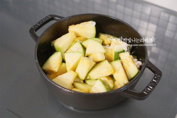 시원 칼칼한 호박찌개 레시피 2인분 30분 완성 평점 4.8점(66) 레시피 이미지 - 7