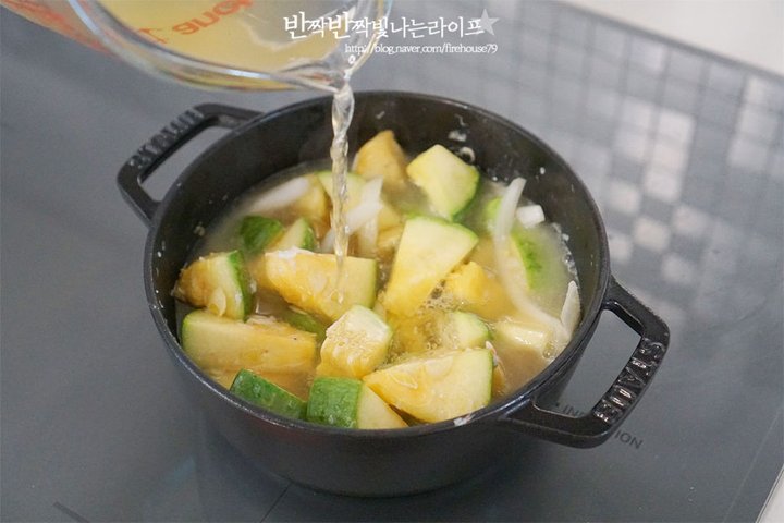 시원 칼칼한 호박찌개 레시피 2인분 30분 완성 평점 4.8점(66) 레시피 이미지 - 8