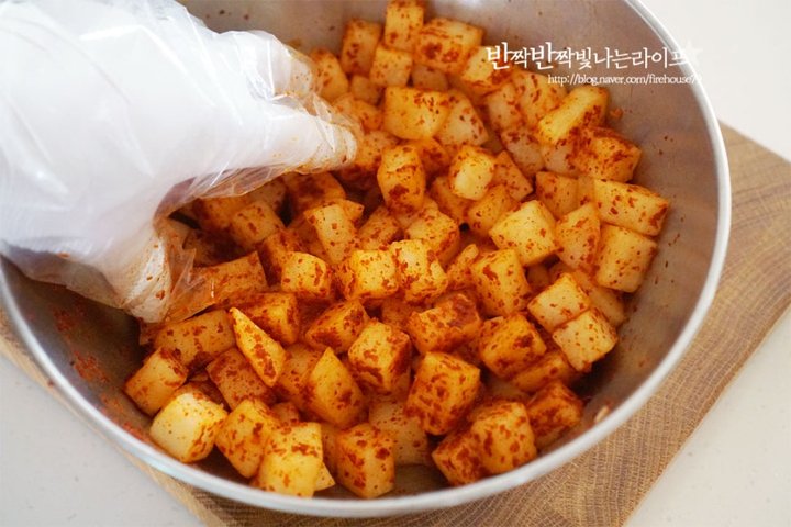 시원한 식감과 달콤한 배깍두기 레시피 3인분 20분 완성 평점 4.9점(68) 레시피 이미지 - 4