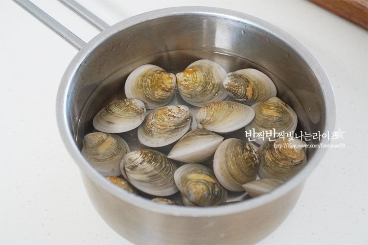 집에서도 근사하게 맛볼 수 있는 봉골레파스타 레시피 1인분 2시간 35분 완성 평점 5.0점(43) 레시피 이미지 - 2