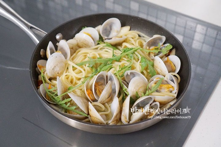 집에서도 근사하게 맛볼 수 있는 봉골레파스타 레시피 1인분 2시간 35분 완성 평점 5.0점(43) 레시피 이미지 - 11