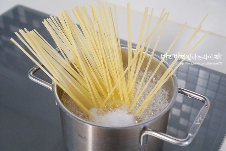 집에서도 근사하게 맛볼 수 있는 봉골레파스타 레시피 1인분 2시간 35분 완성 평점 5.0점(43) 레시피 이미지 - 5