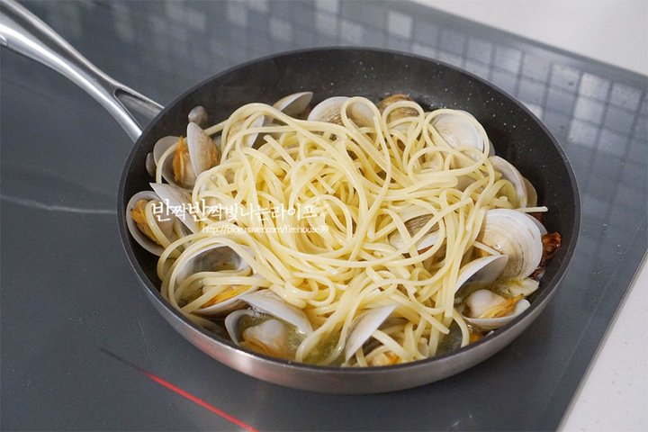집에서도 근사하게 맛볼 수 있는 봉골레파스타 레시피 1인분 2시간 35분 완성 평점 5.0점(43) 레시피 이미지 - 9
