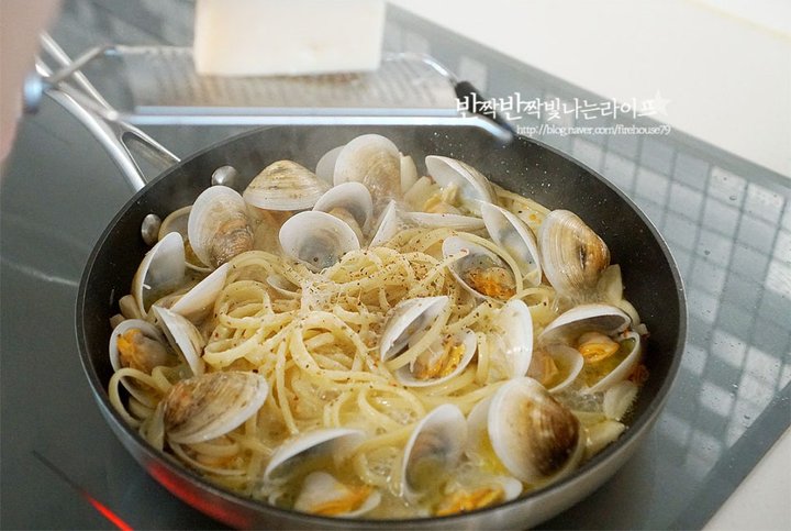 집에서도 근사하게 맛볼 수 있는 봉골레파스타 레시피 1인분 2시간 35분 완성 평점 5.0점(43) 레시피 이미지 - 10