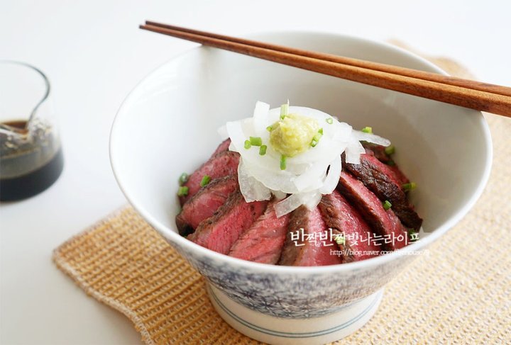 맛집 부럽지 않은 근사한 스테이크덮밥 레시피 2인분 35분 완성 평점 5.0점(91) 레시피 이미지 - 12