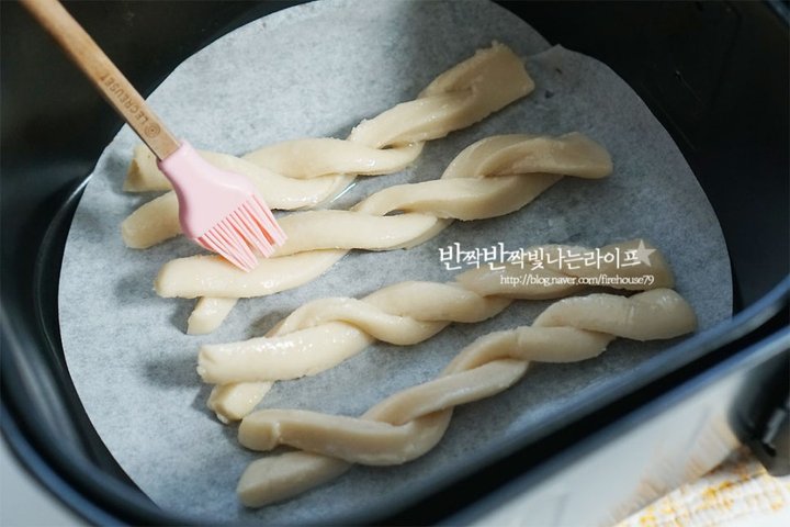 쫀득하고 바삭한 식감의 가래떡 츄러스 레시피 3인분 20분 완성 평점 4.8점(60) 레시피 이미지 - 4