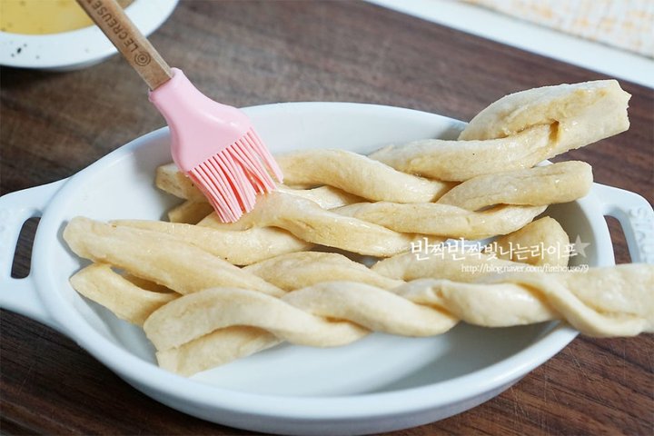 쫀득하고 바삭한 식감의 가래떡 츄러스 레시피 3인분 20분 완성 평점 4.8점(60) 레시피 이미지 - 5