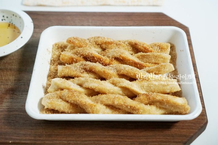 쫀득하고 바삭한 식감의 가래떡 츄러스 레시피 3인분 20분 완성 평점 4.8점(60) 레시피 이미지 - 6