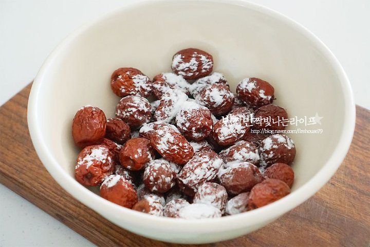온 가족이 마시기 좋은 진한 대추차 레시피 4인분 1시간 50분 완성 평점 4.8점(63) 레시피 이미지 - 2