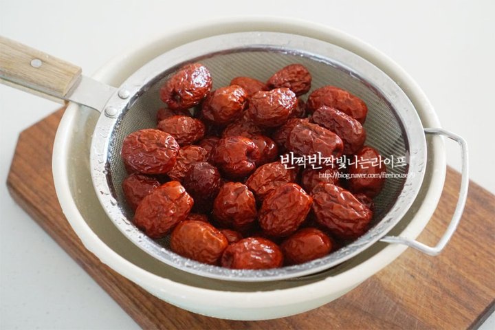 온 가족이 마시기 좋은 진한 대추차 레시피 4인분 1시간 50분 완성 평점 4.8점(63) 레시피 이미지 - 3